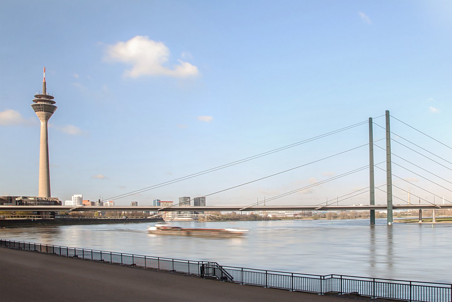 Aufnahme der Düsseldorfer Rheinuferpromenade mit Blick auf den Medienhafen