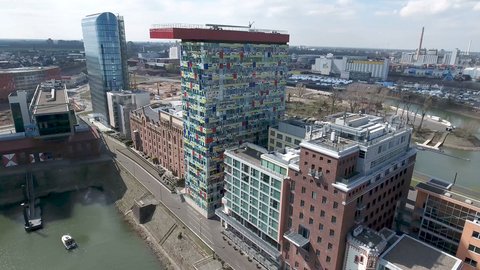 Luftaufnahme verschiedener Gebäude im Düsseldorfer Medienhafen